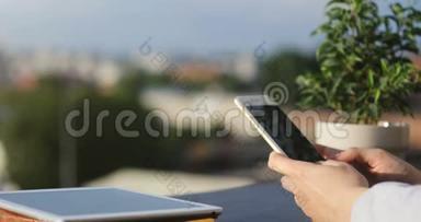 紧紧抓住女人`手里拿着现代手机广告短信，时髦女孩手机4k平板电脑